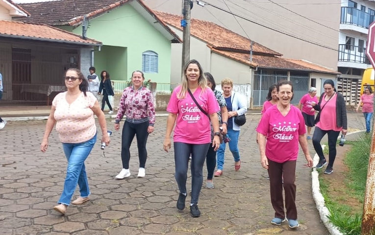 Caminhada “Hiper Dia” em prol do Outubro Rosa