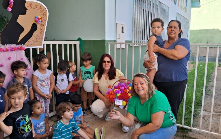 Creche Casinha Feliz realiza entrega de flores no Dia das Mulheres