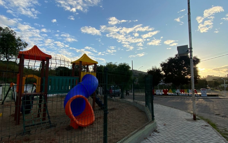 Instalação dos Brinquedos do Parque Concluída